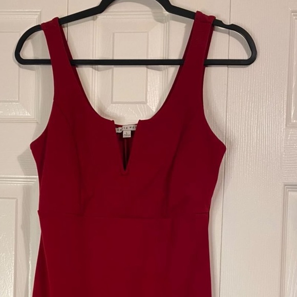 Beautiful red dress I buy this when I was single and skinny haha is not my sise - Picture 2 of 3